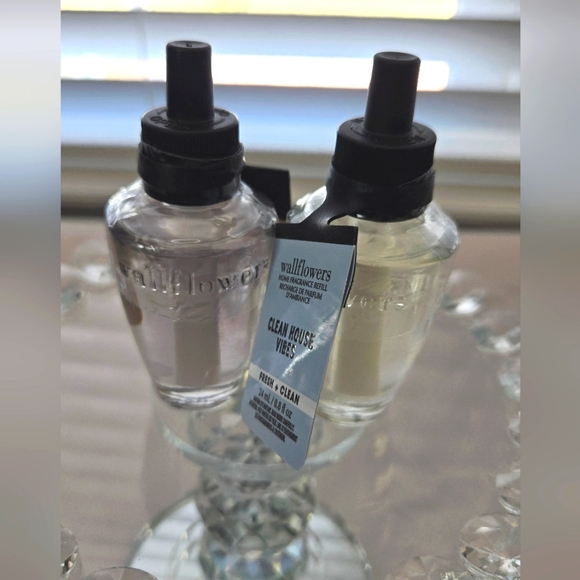 Book Loft + Clean House 🏠 Vibes WALLFLOWER - Picture 1 of 6